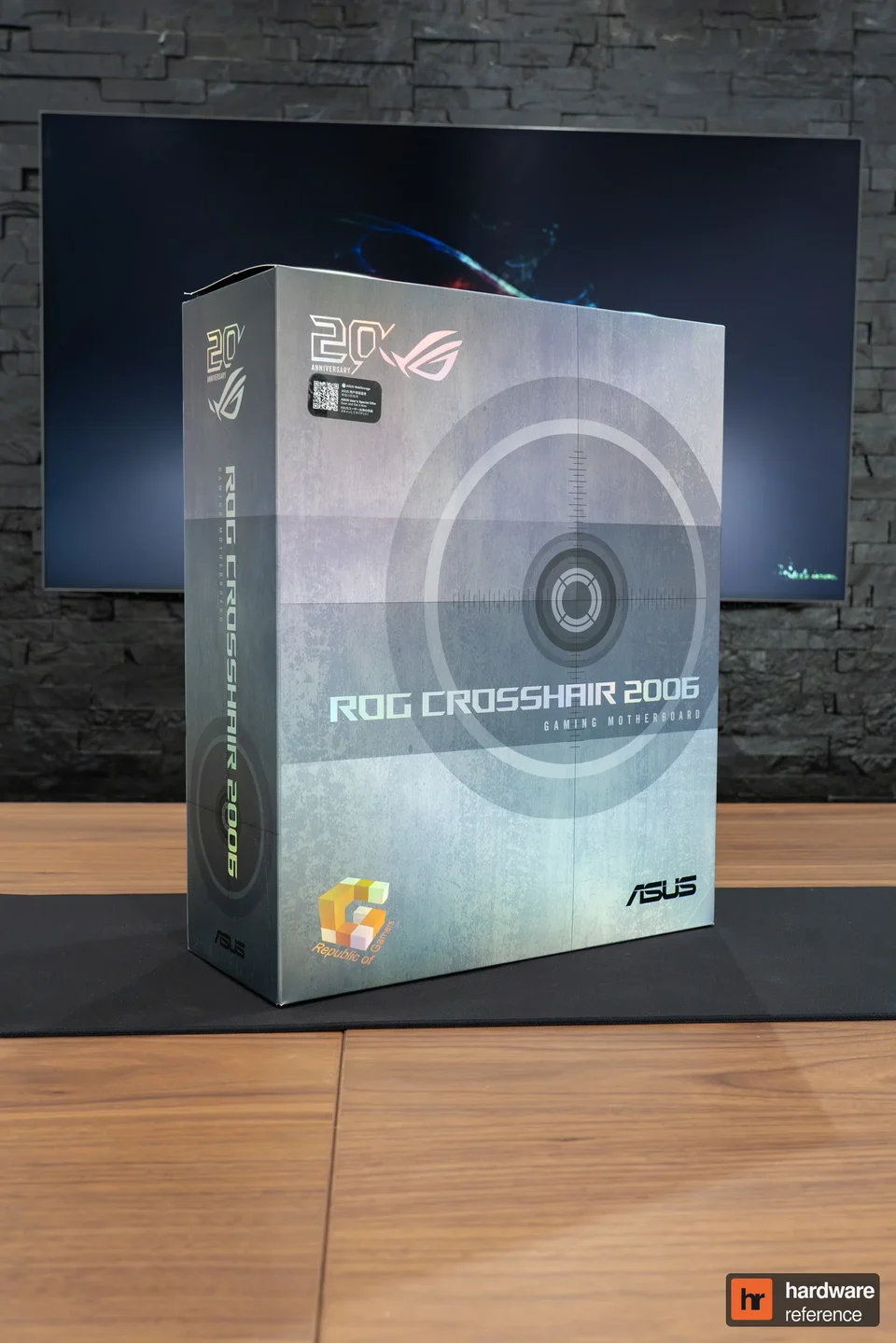L’emballage extérieur de la ROG Crosshair 2006, qui recouvre le coffret noir