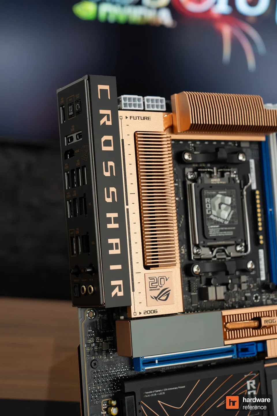 Gros plan sur le socket AM5 et les dissipateurs à la finition cuivrée