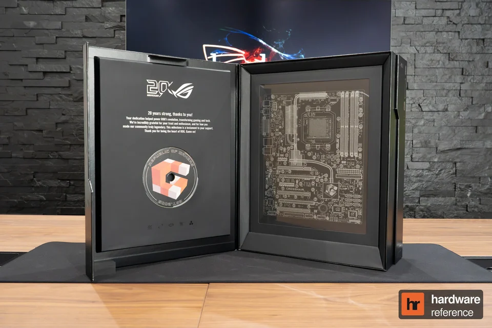 Le coffret ouvert et ses références à la première Crosshair de 2006