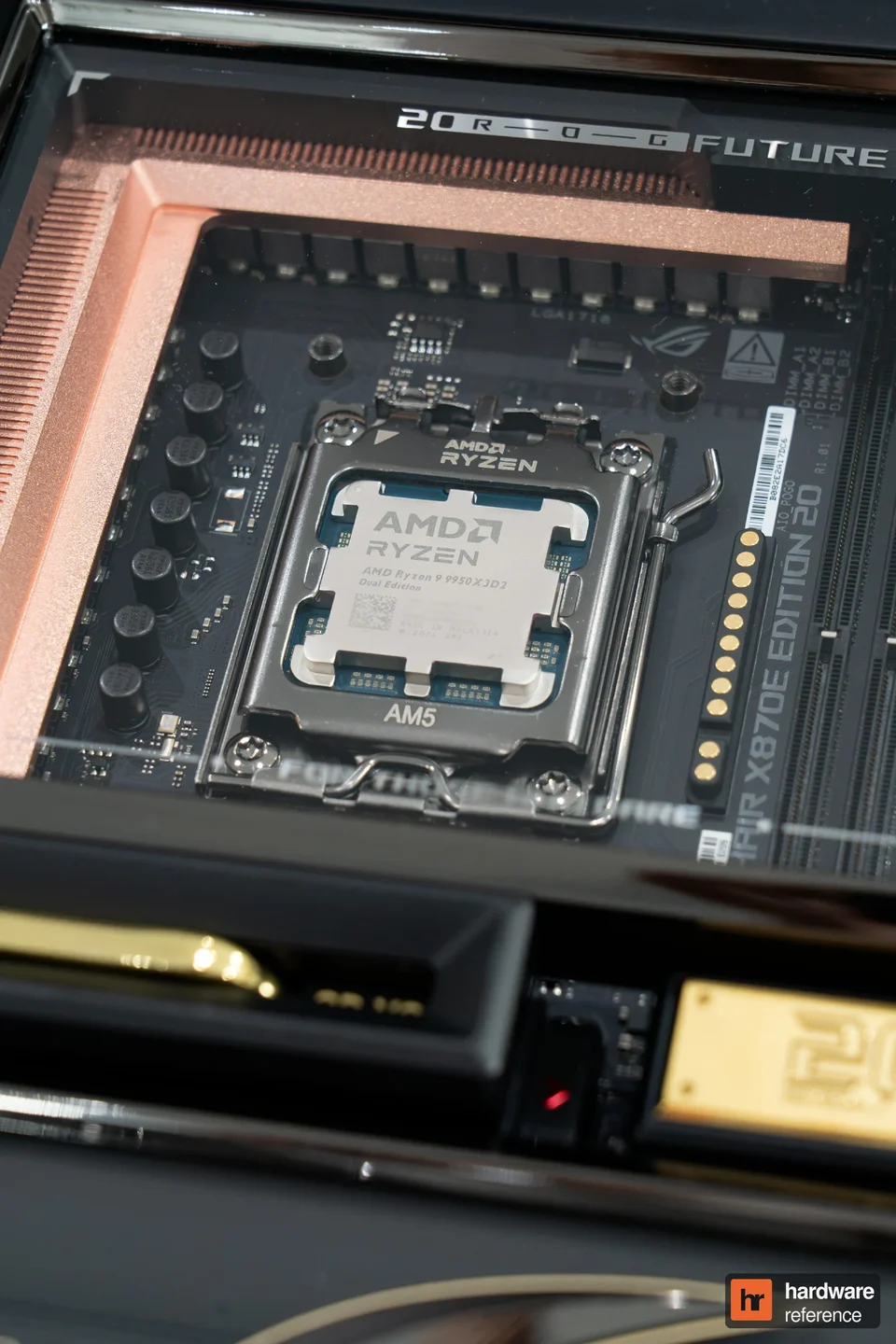 Le socket et les emplacements mémoire.