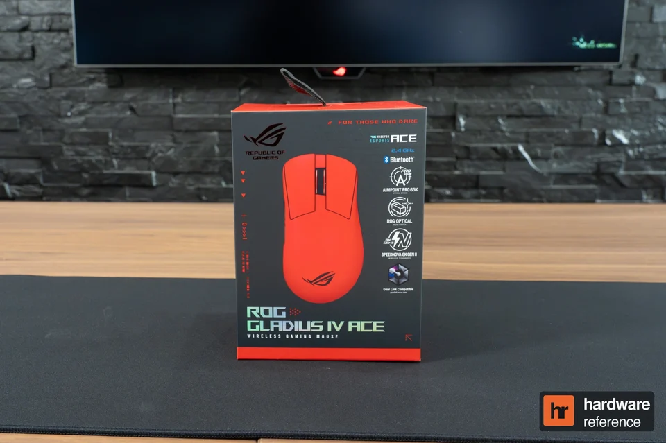 La boîte de la ROG Gladius IV ACE rouge, vue de face