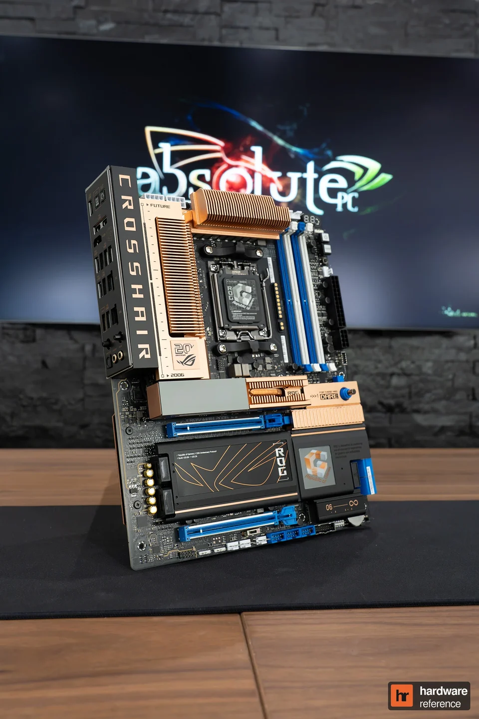 La ROG Crosshair 2006 vue de trois quarts, avec ses connecteurs bleus et blancs