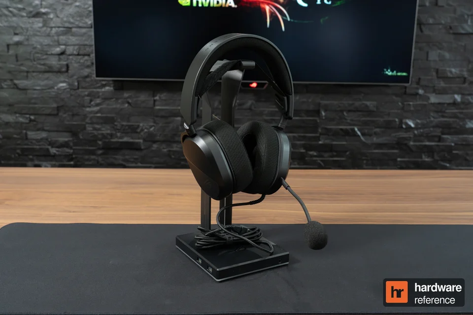 Le ROG Pelta Core sur son support, avec son microphone installé