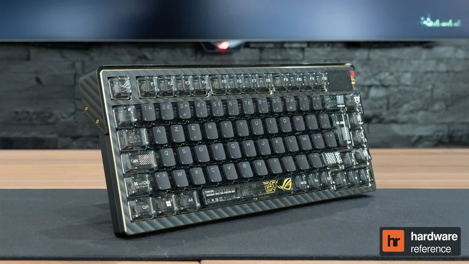 Le ROG Azoth Extreme Edition 20 en vue de face.
