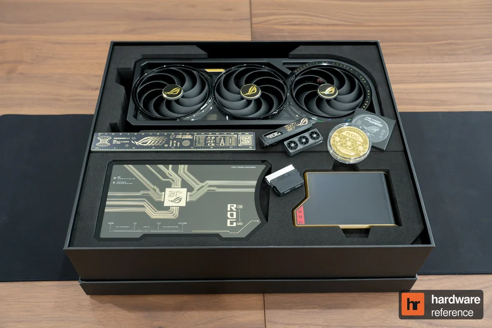 La carte et les accessoires dans leur coffret.