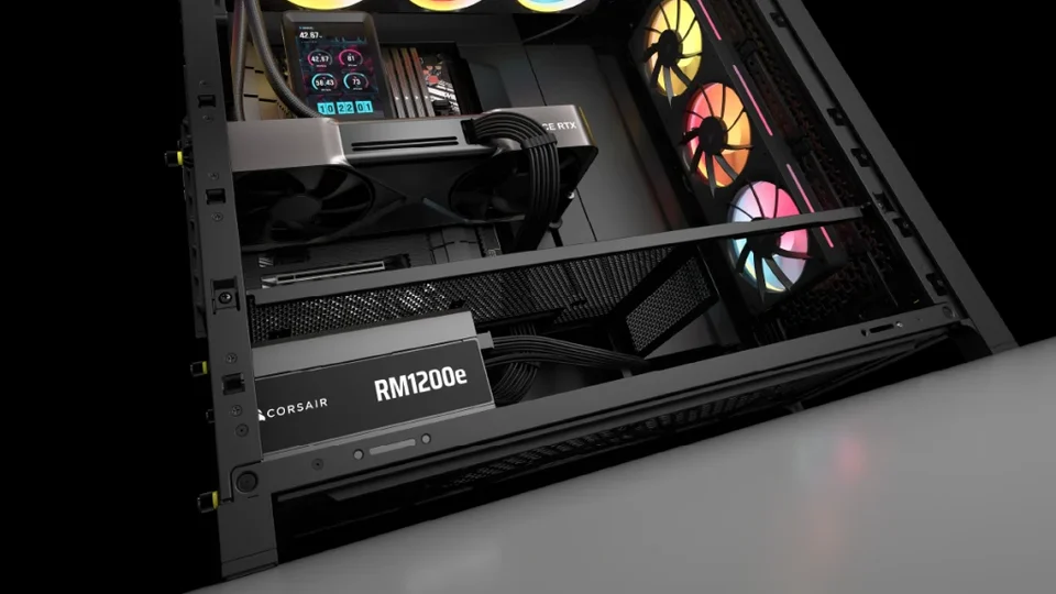 Alimentation CORSAIR RM1200e installée dans un PC