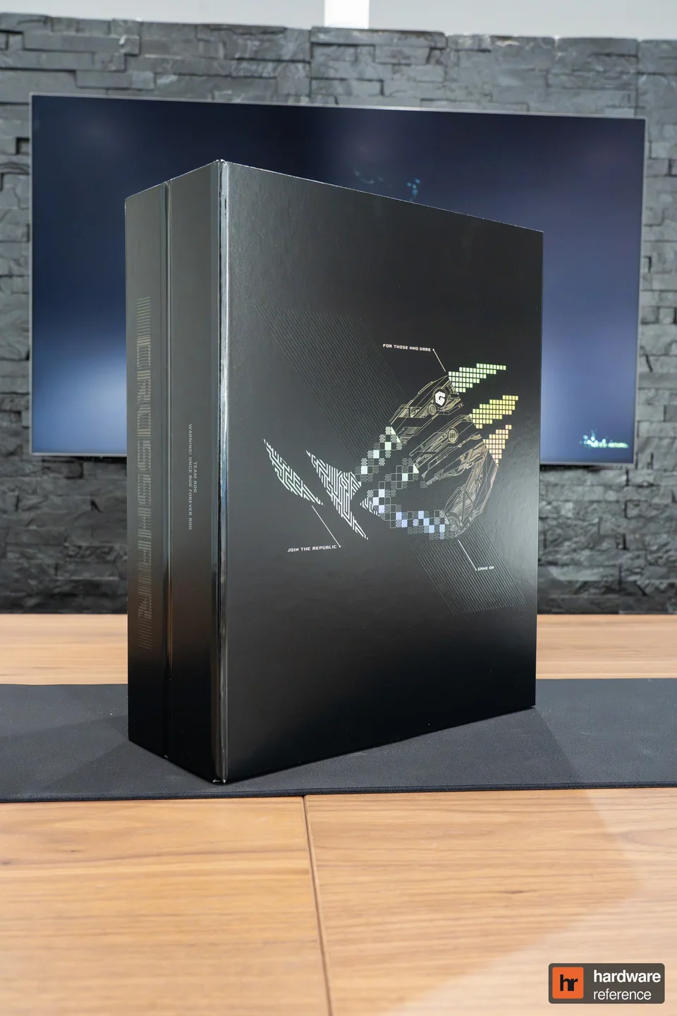 Le coffret noir de la ROG Crosshair 2006, orné du logo ROG