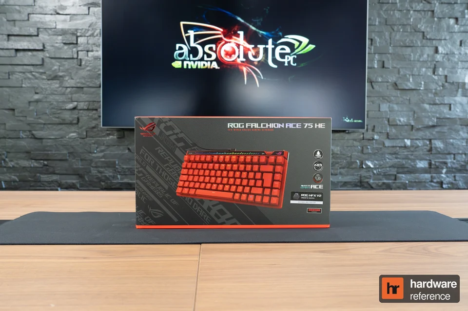 La boîte du ROG Falchion ACE 75 HE rouge, vue de face