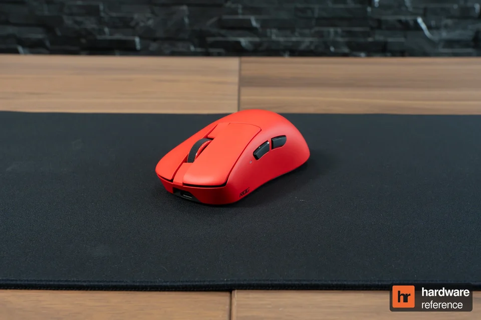 La ROG Gladius IV ACE rouge vue de trois quarts avant