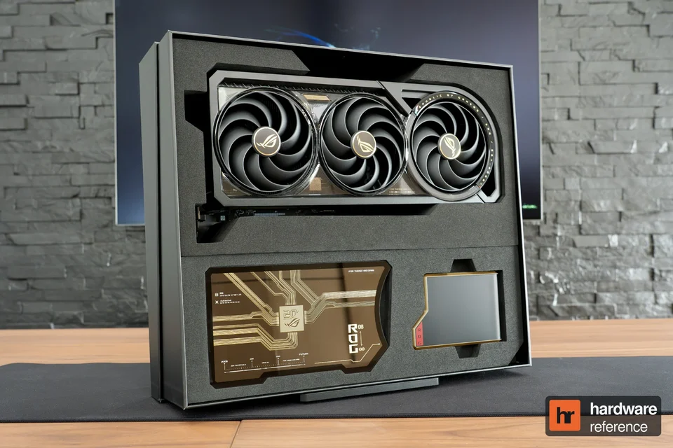 La carte, son écran et les accessoires dans le coffret.