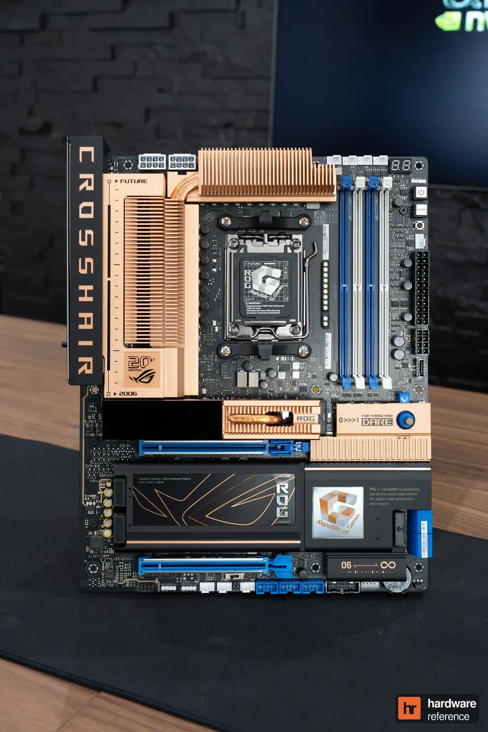 Vue de face de la ROG Crosshair 2006
