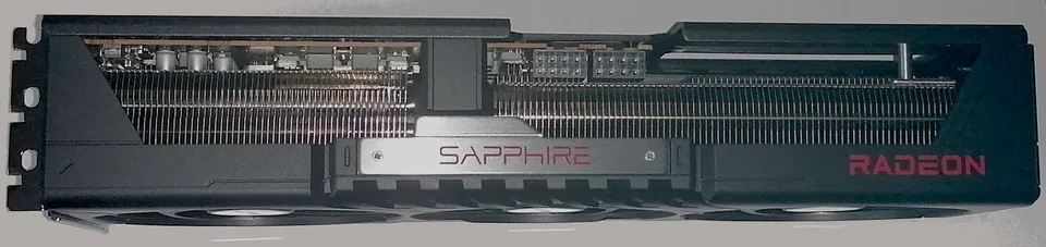 Vue latérale d’une Sapphire Pulse Radeon RX 9070 XT