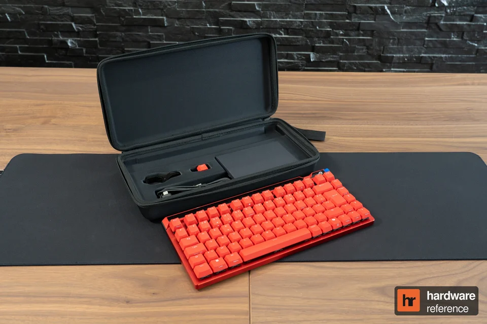 Le Falchion rouge devant sa pochette ouverte et ses accessoires
