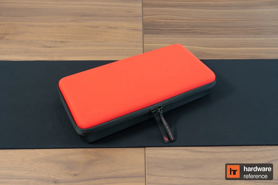 La pochette de transport rouge et noire du Falchion