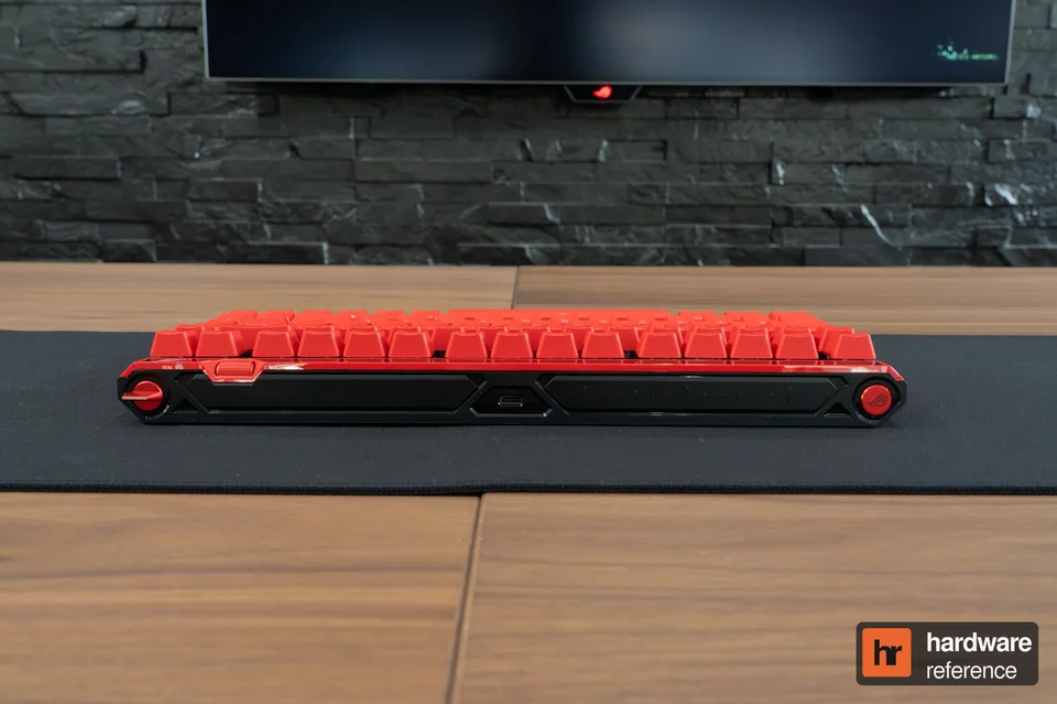 La tranche arrière du Falchion avec son port USB et ses commandes