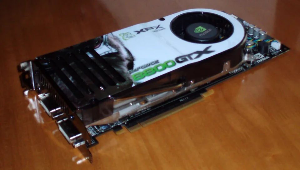 Carte graphique XFX GeForce 8800 GTX photographiée sur une table